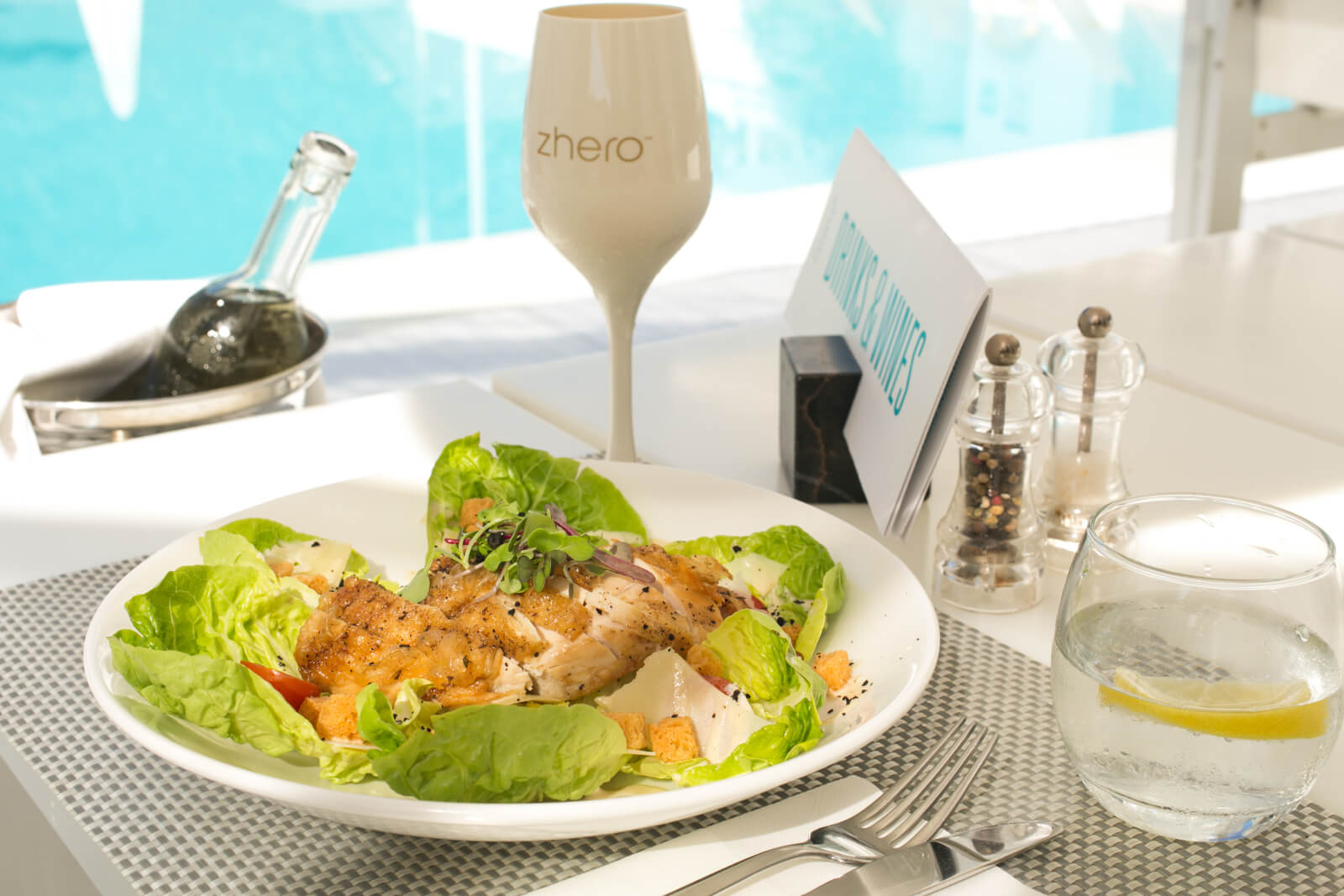 Zhero Hotel Palma Mallorca Restaurante en piscina terraza ensalada caesare